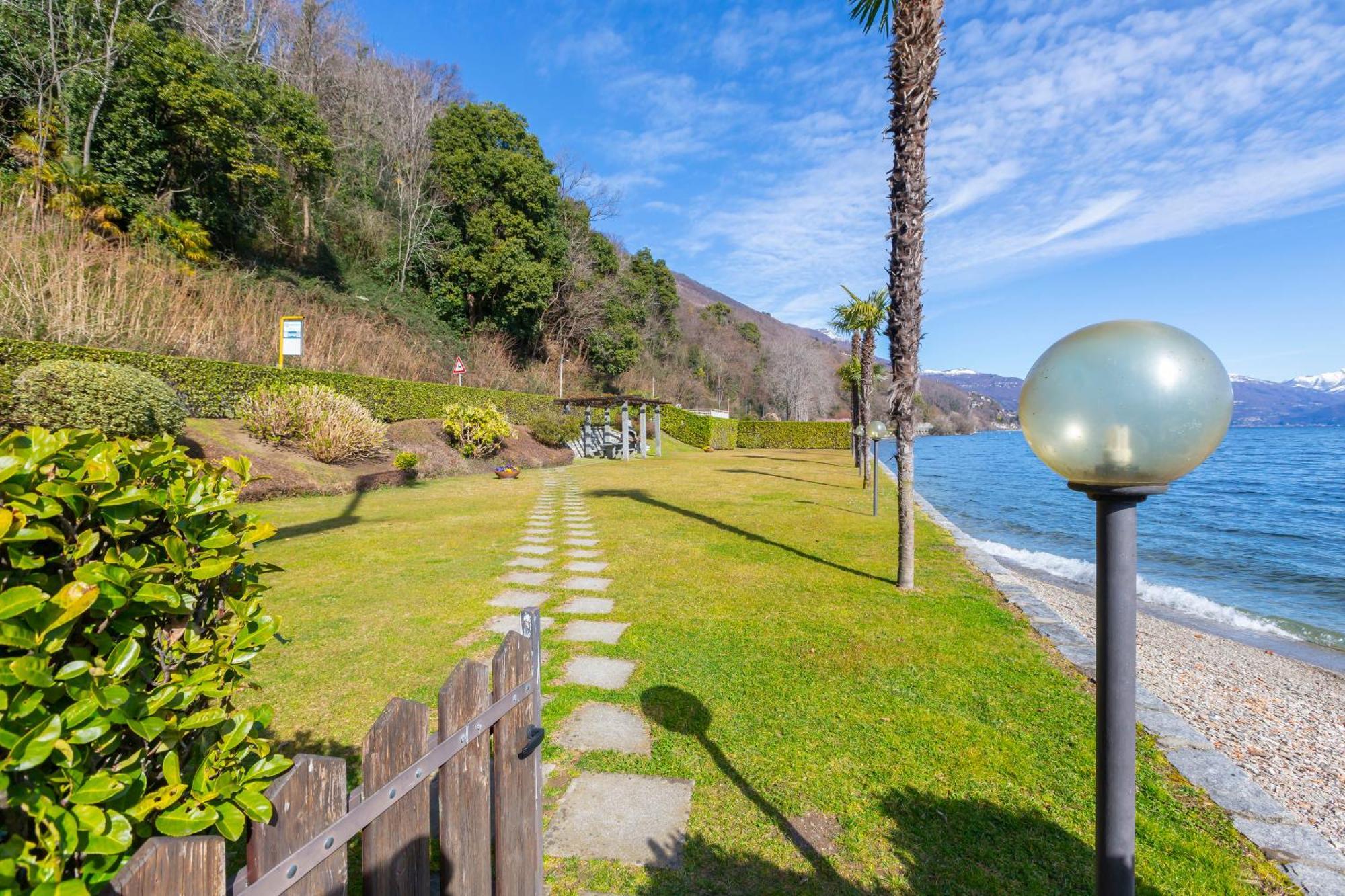 Blu Lake Apartment On Ghiffa Beach - Happy Rentals Luaran gambar
